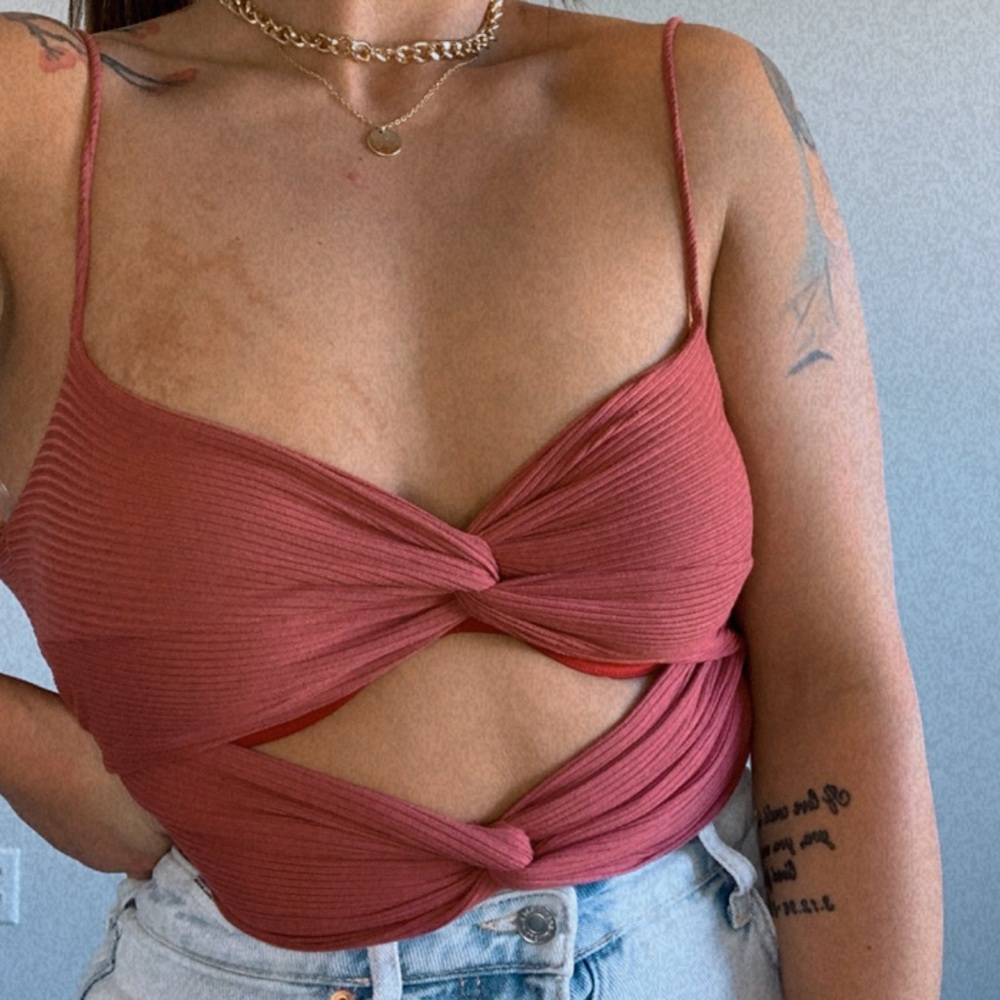 Key hole-tie back top